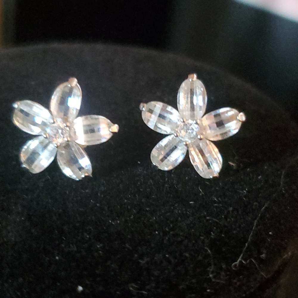 BEAUTIFUL AUSTRIAN CRYSTAL STAR EARRINGS